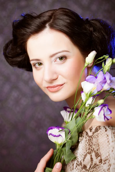Hermosa mujer con flor lila — Foto de Stock