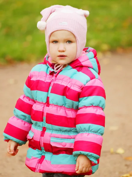 Enfant heureux dans le parc d'automne — Photo