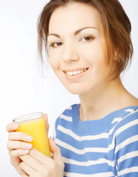 Mulher com suco de laranja no fundo branco — Fotografia de Stock