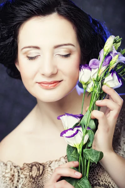 Mooie vrouw met lila bloem — Stockfoto