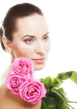 Pembe gülleri olan kadın