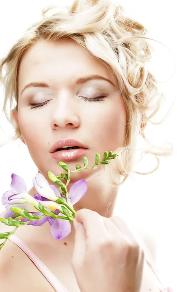 Piękna kobieta z kwiatów bzu — Zdjęcie stockowe