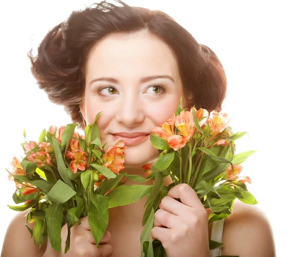 Женщина с ярко-розово-желтыми цветками — стоковое фото