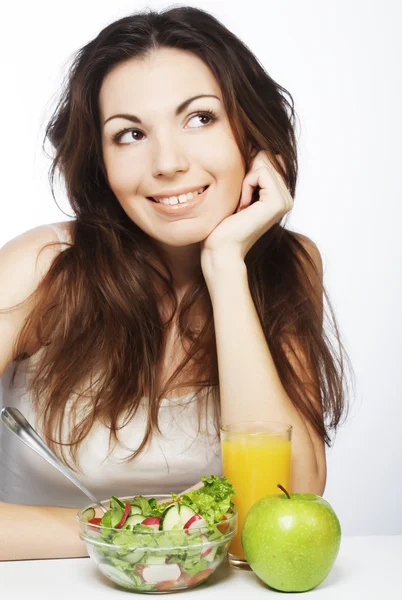 Mujer tiene ensalada de desayuno de verduras frescas —  Fotos de Stock
