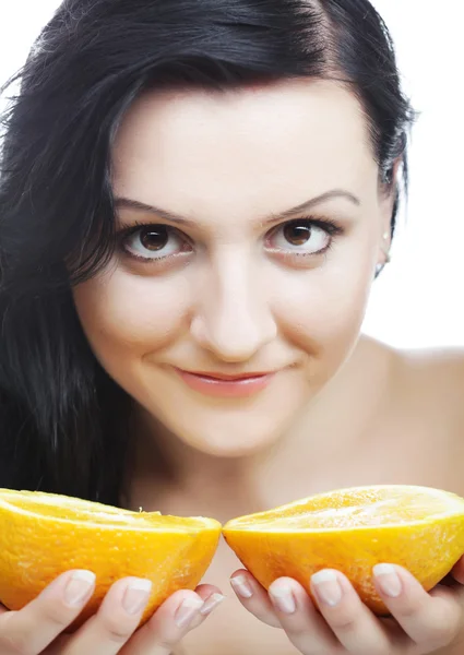 그녀의 손에 있는 오렌지와 여자 — 스톡 사진