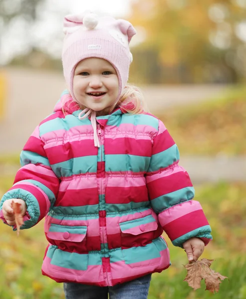 Szczęśliwe dziecko w parku jesień — Zdjęcie stockowe
