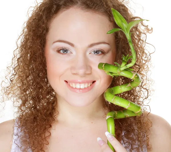 Jonge vrouw met bamboe. — Stockfoto