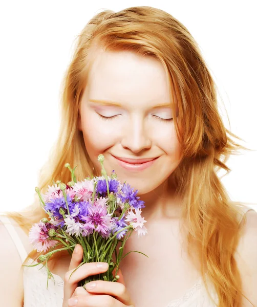Giovane bella donna con fiori — Foto Stock