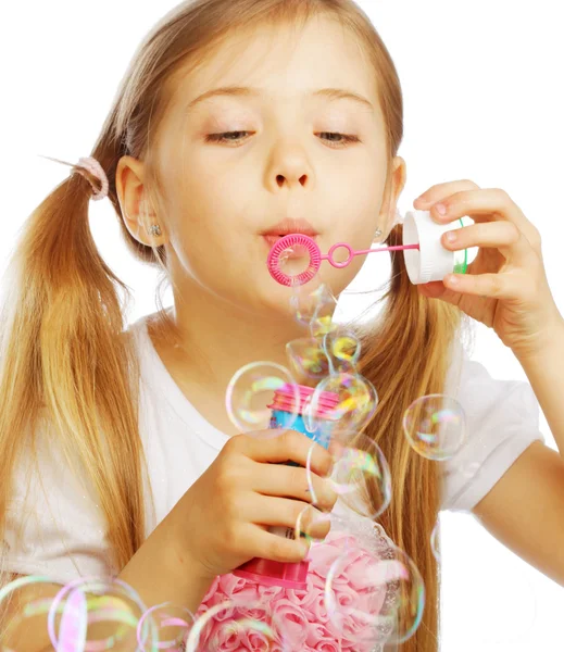 Divertido encantadora niña soplando burbujas de jabón —  Fotos de Stock