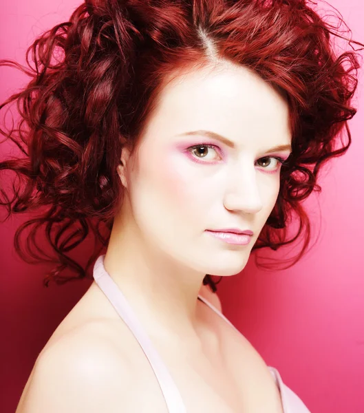 Güzel makyaj ve kırmızı kıvırcık saçlı olan kadın — Stok fotoğraf