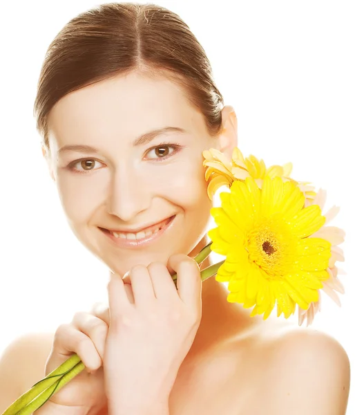 Jovem com flor de gerber — Fotografia de Stock