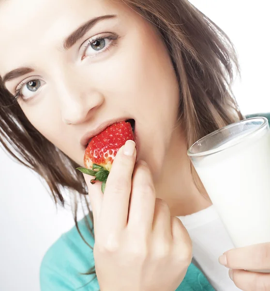 Kvinna med mjölk och jordgubbar — Stockfoto