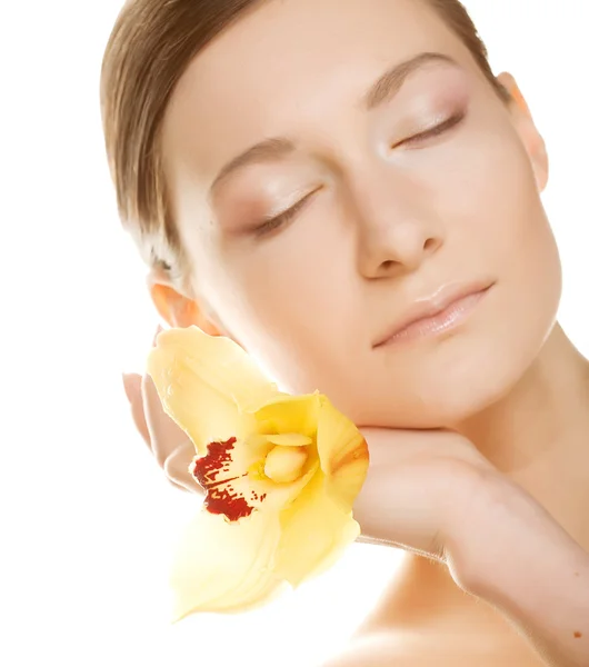 Bela mulher com flor de orquídea — Fotografia de Stock