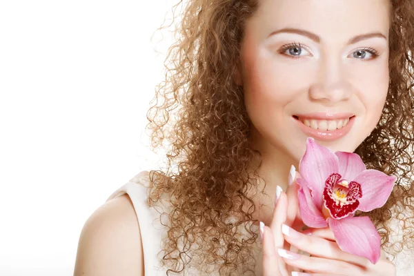 Mooie vrouw met roze bloem — Stockfoto