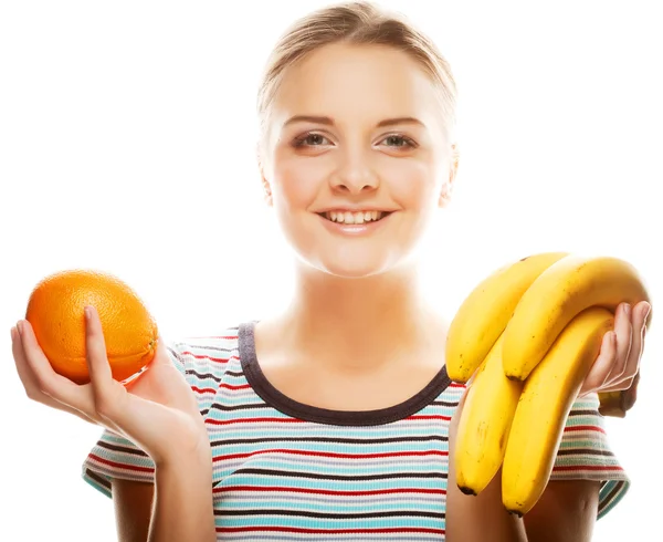 Женщина с апельсином и бананом — стоковое фото