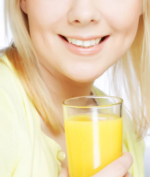 Mulher com suco de laranja no fundo branco — Fotografia de Stock