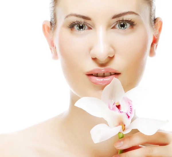 Bela mulher com flor de orquídea — Fotografia de Stock