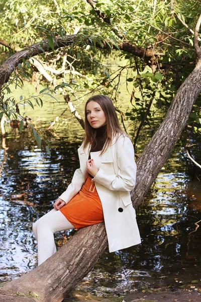 Giovane donna sorridente nel parco d'autunno — Foto Stock