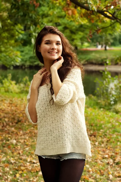 Mujer cerca del río en temporada de otoño —  Fotos de Stock