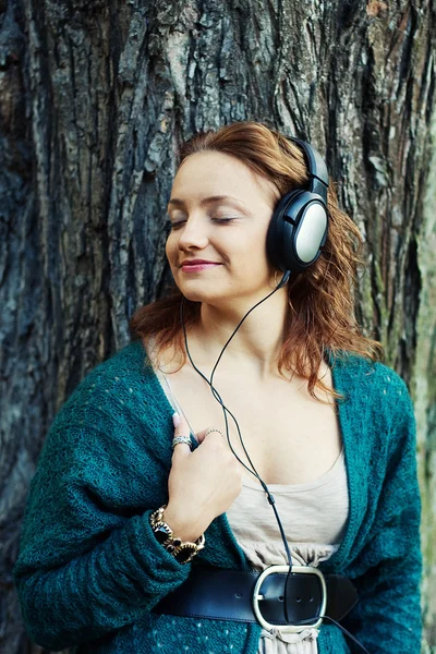 Du njuter av musik i höst park — Stockfoto