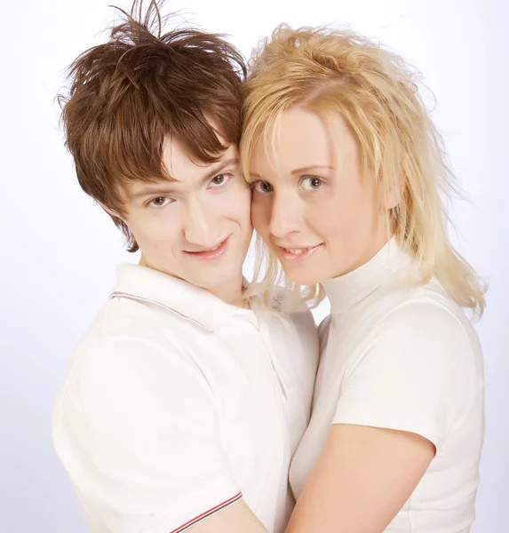 Retrato de una hermosa joven feliz pareja sonriente — Foto de Stock