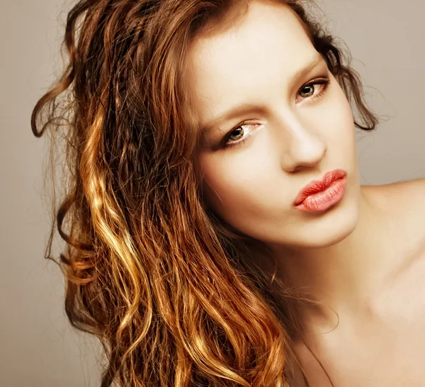 Mulher com belos cabelos longos loiros encaracolados — Fotografia de Stock