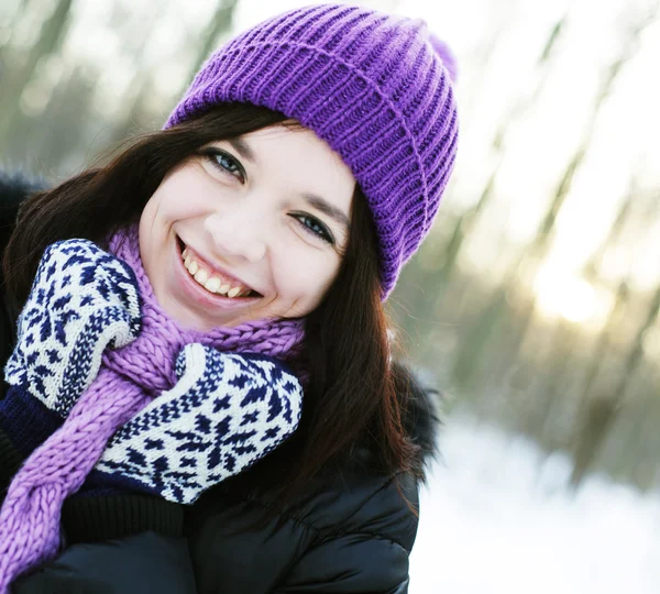 Mujer en el parque de invierno — Foto de Stock