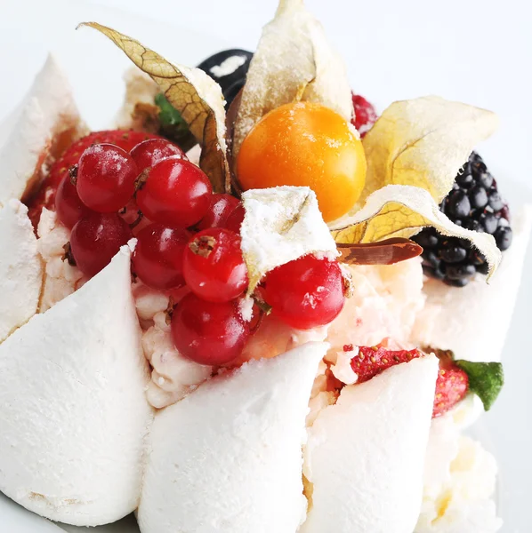 Tarta de helado de crema blanca con frutas y chocolate —  Fotos de Stock