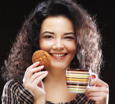 Kahve ve kurabiyeli kadın.
