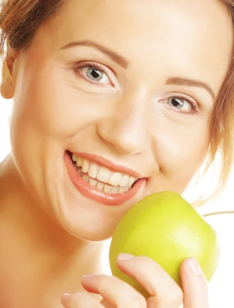 Junge glücklich lächelnde Frau mit Apfel — Stockfoto