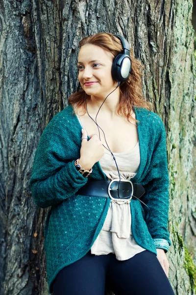 Наслаждаясь музыкой в осеннем парке — стоковое фото