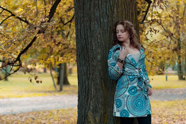 Mulher de moda andando no parque de outono — Fotografia de Stock