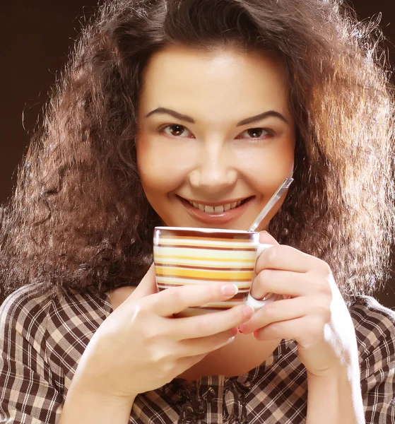 Kvinnan dricker kaffe — Stockfoto