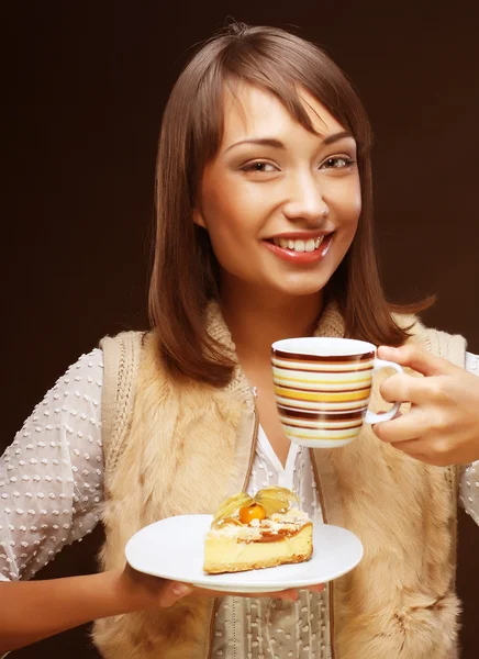 Atrakcyjna kobieta z kawa i deser — Zdjęcie stockowe