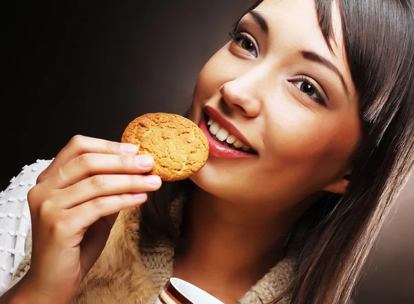 Mujer con café y galletas — Foto de Stock