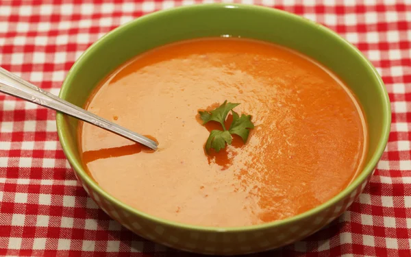 Pompoensoep in een groene kom — Stockfoto