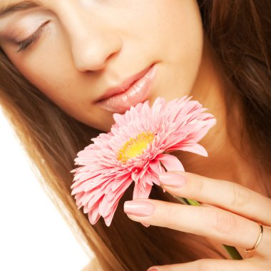 Gerber çiçekli güzel bir kadın.