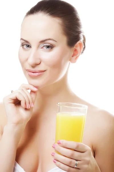 Menina bebendo suco de laranja de perto — Fotografia de Stock