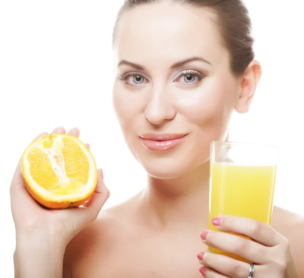 Donna che beve succo d'arancia — Foto Stock