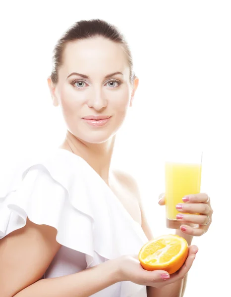 Mulher bebendo suco de laranja — Fotografia de Stock