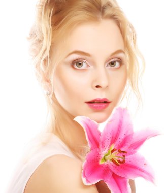 Kadın pembe lily yüksek anahtar portre ile