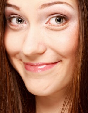 güzel sevimli gülümseyen kadın