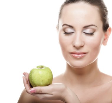 Yeşil elmalı genç bayan.