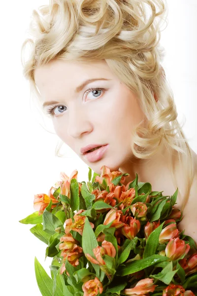 Vrouw fith heldere roze-gele bloemen — Stockfoto