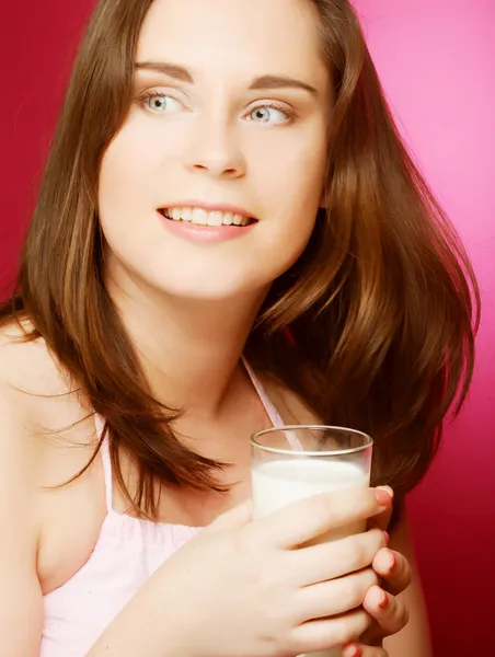 Giovane donna che tiene un bicchiere di latte fresco — Foto Stock