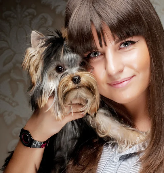 Junges Mädchen mit ihrem yorkie welpen — Stockfoto