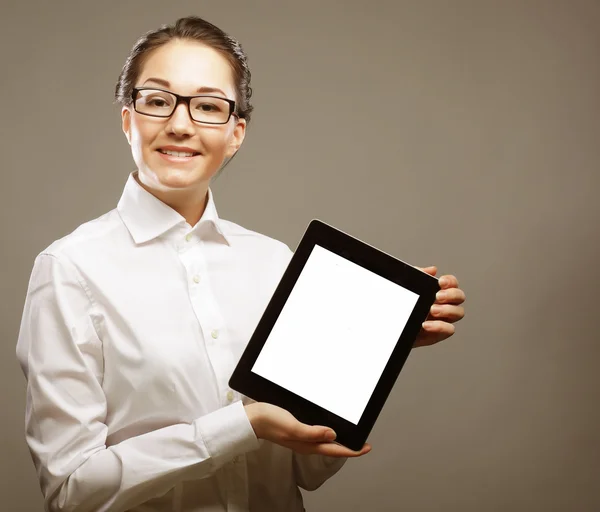 Bizneswoman trzymająca tablet — Zdjęcie stockowe