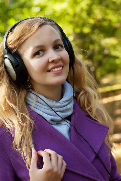 Desfrutando de música no parque de outono — Fotografia de Stock