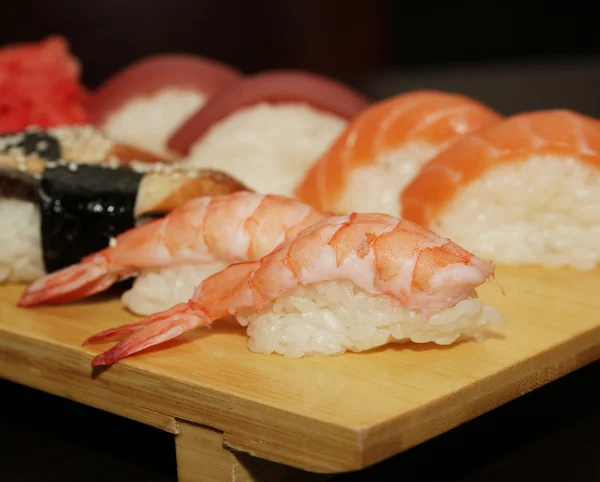 Sushi geserveerd op een houten bord — Stockfoto