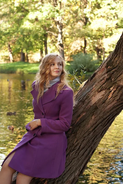 Giovane donna sorridente nel parco d'autunno — Foto Stock